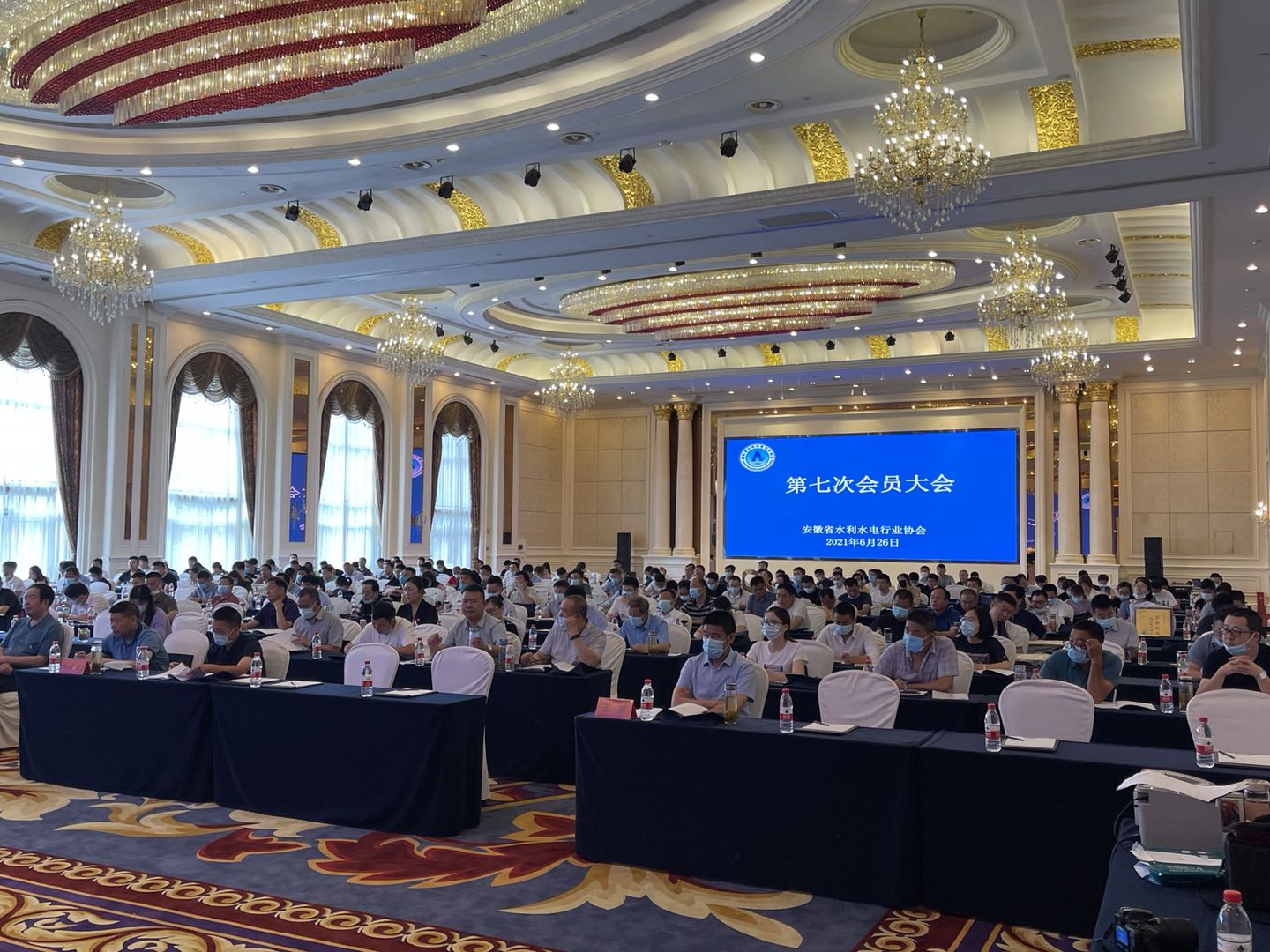 安徽省水利水電行業(yè)協(xié)會(huì)召開(kāi)第七次會(huì)員大會(huì)、第六屆第一次 會(huì)員代表大會(huì)和第六屆第一次理事會(huì)會(huì)議報(bào)道(圖2) 安徽省水利水電行業(yè)協(xié)會(huì)召開(kāi)第七次會(huì)員大會(huì)、第六屆第一次 會(huì)員代表大會(huì)和第六屆第一次理事會(huì)會(huì)議報(bào)道(圖2)