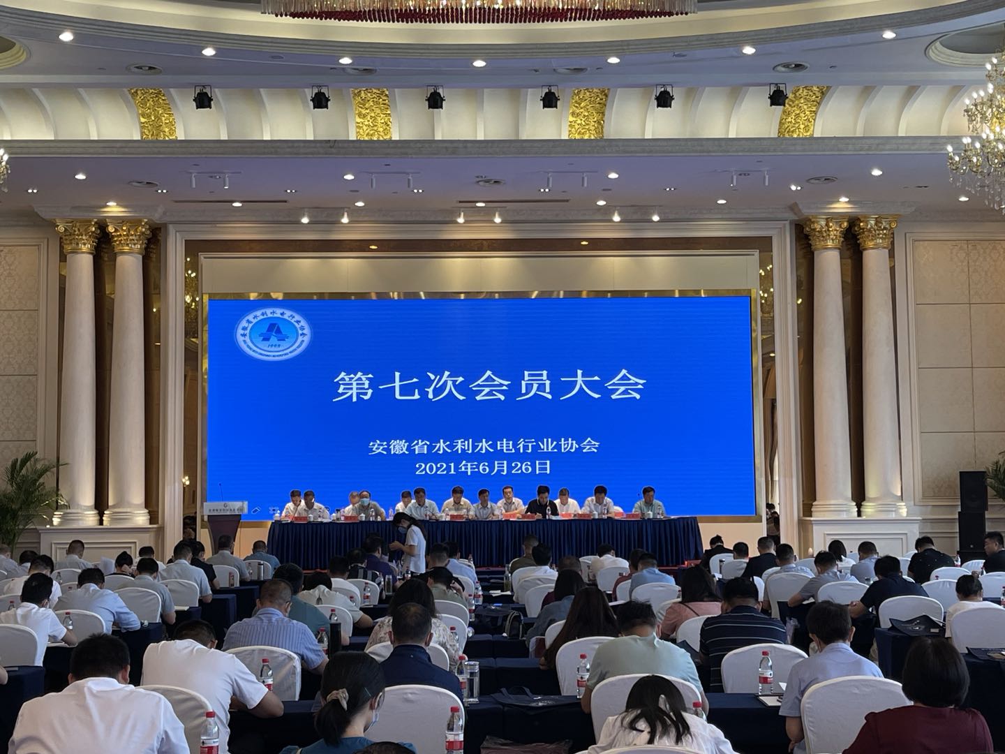 安徽省水利水電行業(yè)協(xié)會(huì)召開(kāi)第七次會(huì)員大會(huì)、第六屆第一次 會(huì)員代表大會(huì)和第六屆第一次理事會(huì)會(huì)議報(bào)道(圖1) 安徽省水利水電行業(yè)協(xié)會(huì)召開(kāi)第七次會(huì)員大會(huì)、第六屆第一次 會(huì)員代表大會(huì)和第六屆第一次理事會(huì)會(huì)議報(bào)道(圖1)